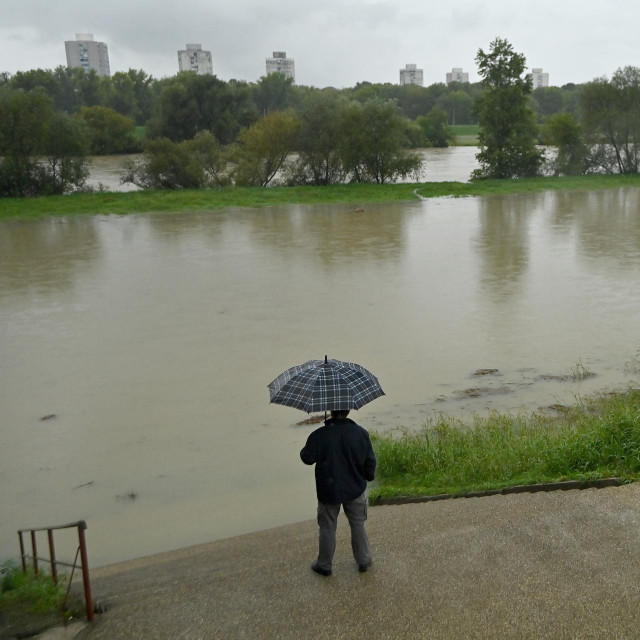 Zbog višednevnih kiša rijeka Sava se u Zagrebu izlila iz korita