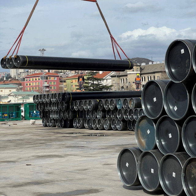 Cijevi za plinovode kojim će s LNG s Krka transportirati u Sloveniju dopremaju se u riječku luku