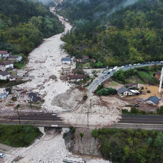 Odron iz kamenoloma zatrpao je kuće u Donjoj Jablanici