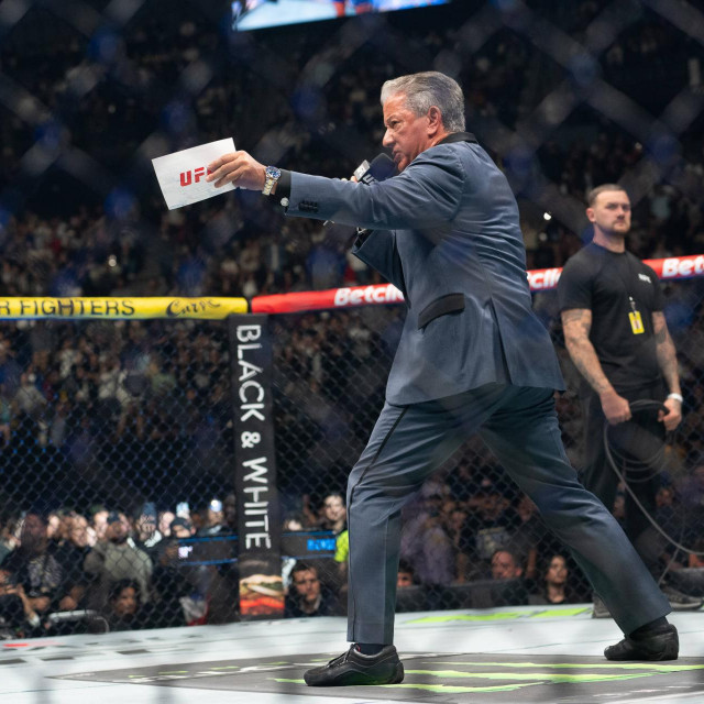 Bruce Buffer najavljuje glavnu borbu večeri