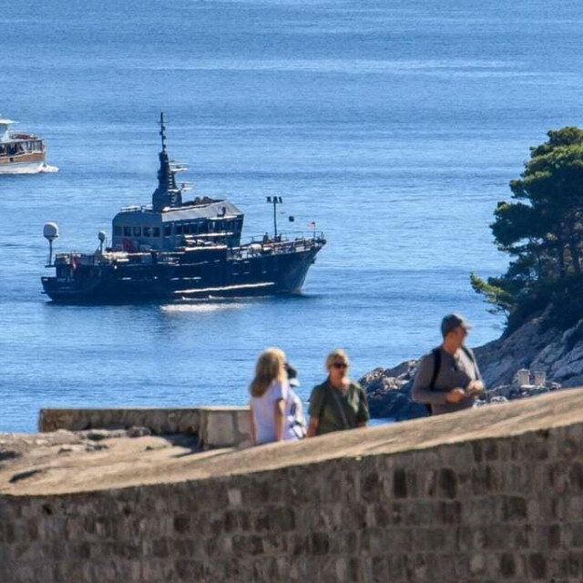 Američki brod Anne S Pierce pred Lokrumom