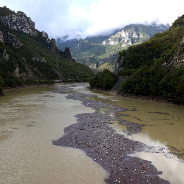 Velika količina smeća u Neretvi na brani Grabovica kod Jablanice