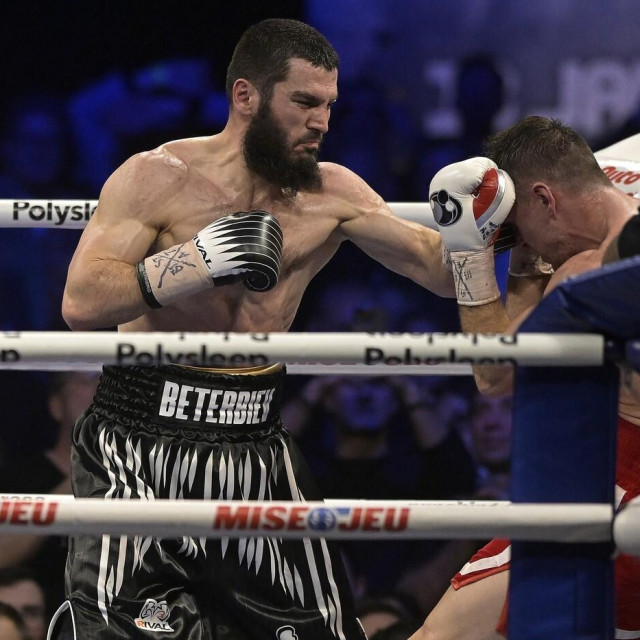 Beterbiev vs. Smith (desno)