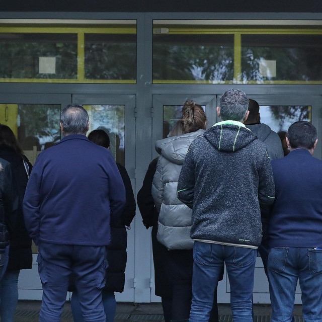 Prosvjed roditelja s čijom djecom je u razred počeo ici učenik koji je izbačen iz škole zbog neprimjerenog ponašanja