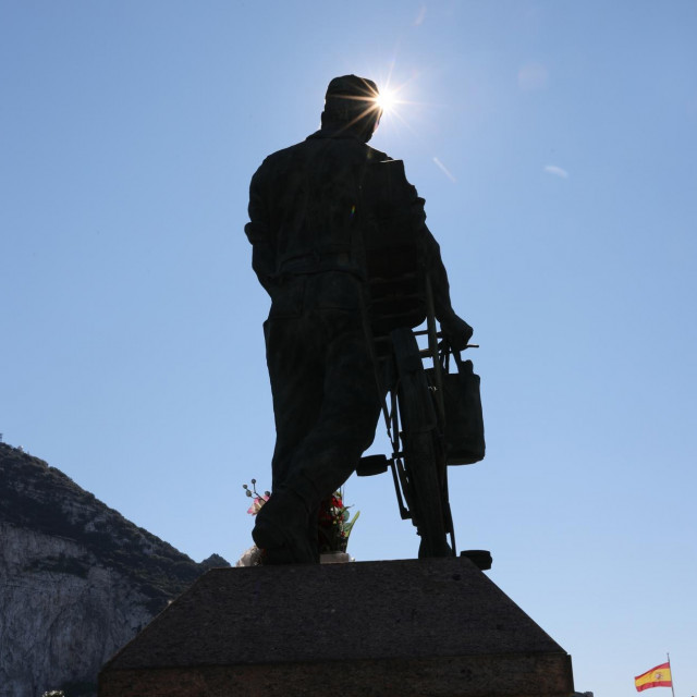 Spomenik španjolskim radnicima u Gibraltaru nasuprot granice