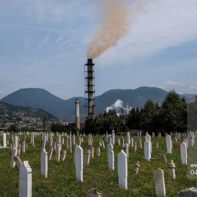 Tvornica ArcelorMittal i groblje u Zenici