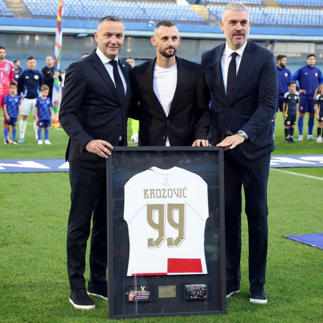 Marcelo Brozović na oproštaju je za uspomenu dobio dres s brojem 99, a čestitali su mu predsjednik HNS-a Marijan Kustić i Stipe Pletikosa, koji obnaša funkciju tehničkog direkora HNS-a