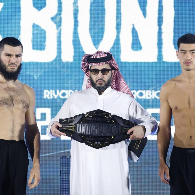 Artur Beterbiev (lijevo) i Dmitry Bivol (desno)