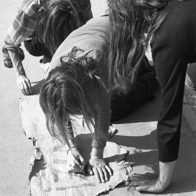 Mladen Stilinović, Boris Demur, Željko Jerman Sopot i Novi Zagreb, 29. 5. 1975., fotografija na naslovnici knjige  koju je izdao Petikat