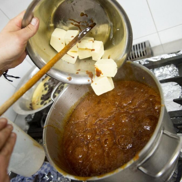 Važni sastojak mnogih kolača, maslac, u godinu dana u EU je poskupio čak 86 posto