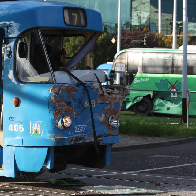 Sudar autobusa i tramvaja u Zapruđu