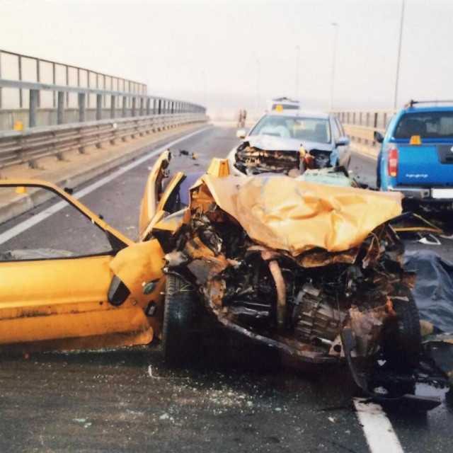 Automobili uništeni u stravičnoj nesreći u ulici Slavka Kolara u Velikoj Gorici 14. prosinca 2015.