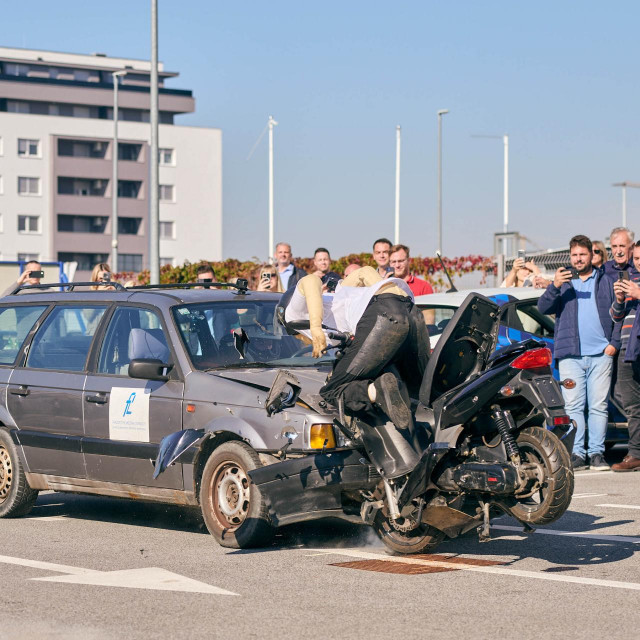 Crash test simulacijom sudara automobila i motocikla