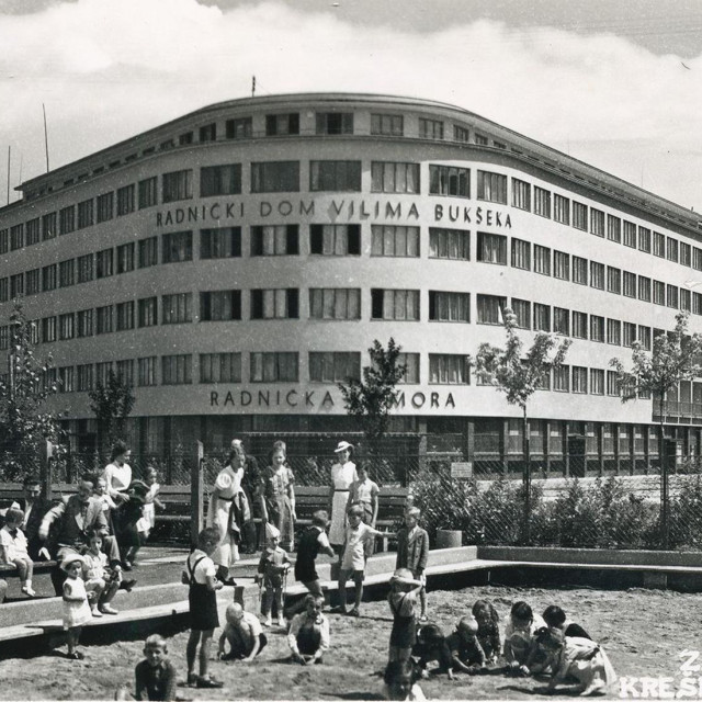 Razglednica (oko 1940.): Omiljeni zagrebački trg nosio je ime Generalisimusa Staljina, potom je bio i Lenjinov, a 1990. mu je vraćeno ime slavnog kralja

 