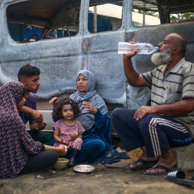 Palestinci u dvorištu bolnice Mučenici Al-Aqse u Deir al-Balahu u središnjoj Gazi