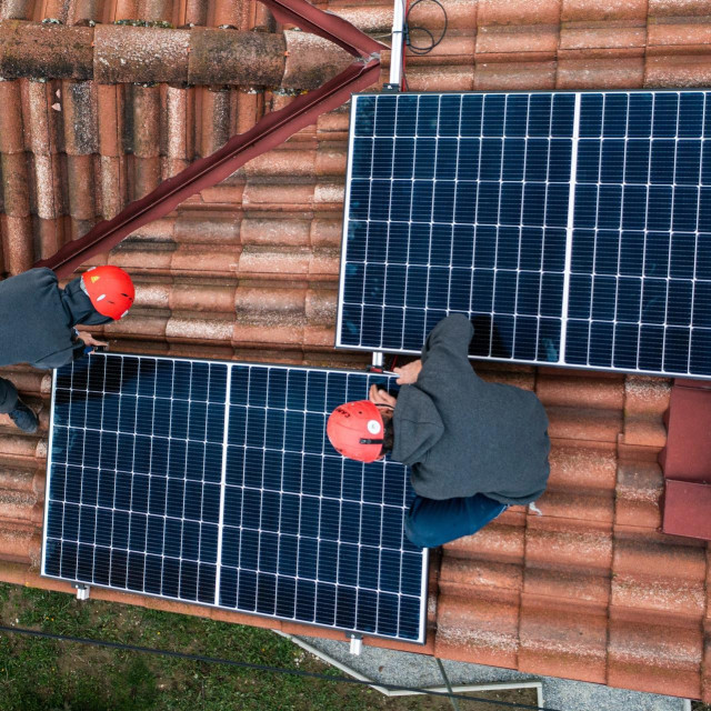 Postavljanje solarnih panela na privatnu kuću/ Ilustrativna fotografija