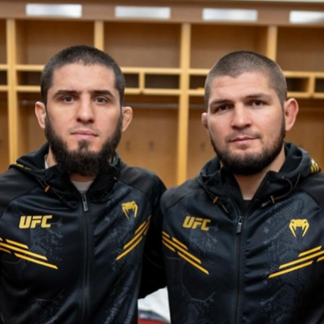 Islam Makhachev (lijevo) i Khabib Nurmagomedov (desno)