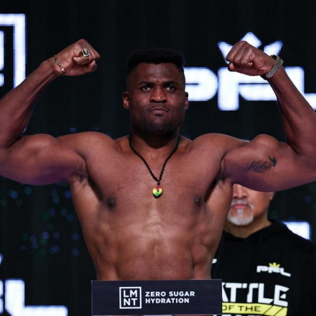 Francis Ngannou (tetovaža na lijevom bicepsu)