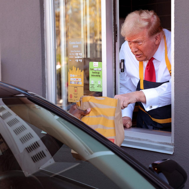 Donald Trump poslužuje u McDonald‘su