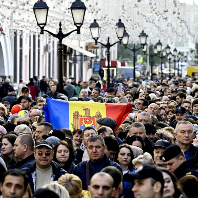 Moldavci koji žive u Moskvi satima su čekali u redovima kako bi glasali na referendumu