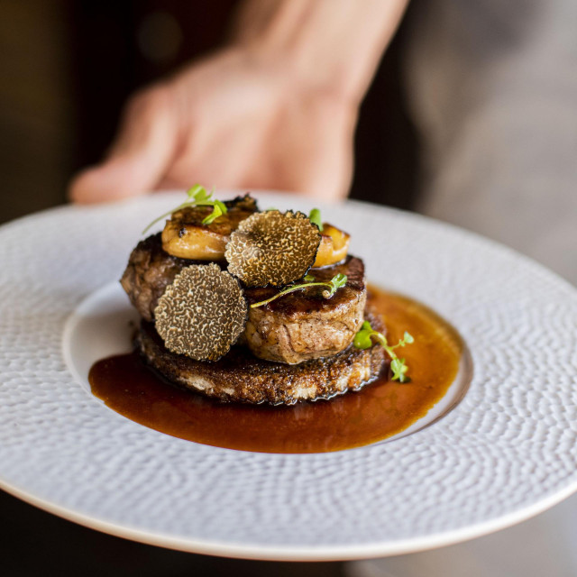 Tournedos Rossini, Goveđi biftek s fois gras i madeira umakom
 