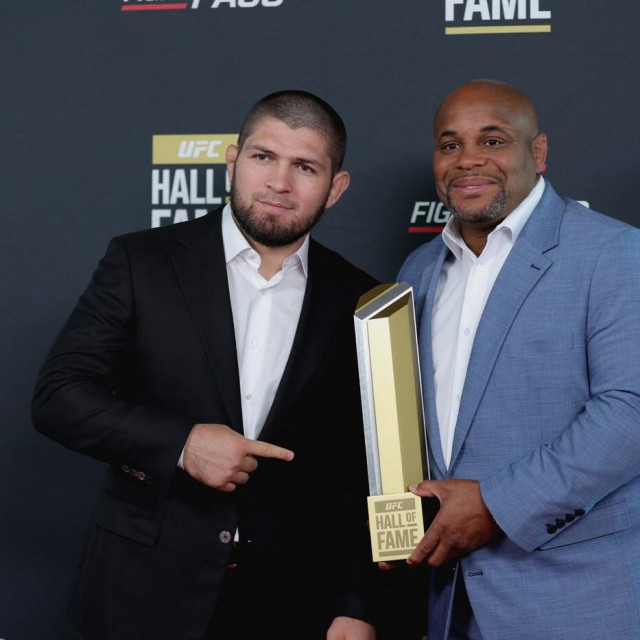 Khabib Nurmagomedov (lijevo) i Daniel Cormier (desno)