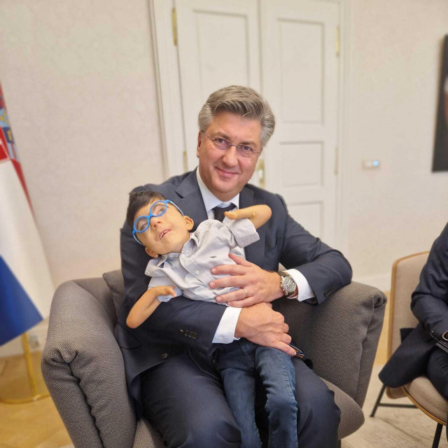 Plenković je veći dio sastanka držao Antu u krilu