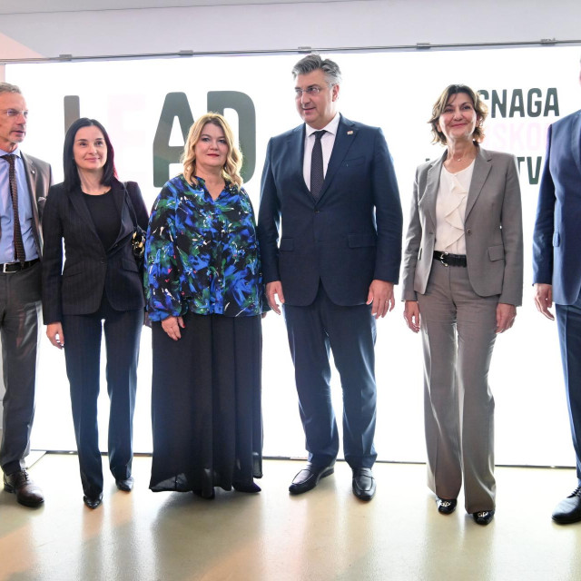 Predstavljanje udruge Lead. You koja okuplja liderice poslovnog i javnog okruženja
Na fotografiji: guverner HNB-a Boris Vujčić ministrica zaštite okoliša i zelene tranzicije Marija Vučkovic, direktorica Udruge Jasminka Horvat Martinović Jasminka Horvat, premijer RH Andrej Plenkovic, ministar gospodarstva Ante Šušnjar