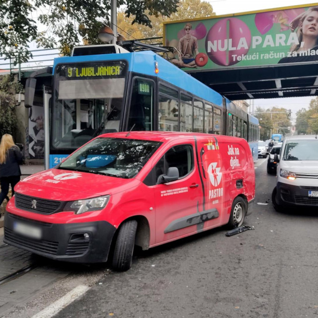 Prometna nesreća na Savskoj cesti u kojoj su se sudarili tramvaj i vozilo