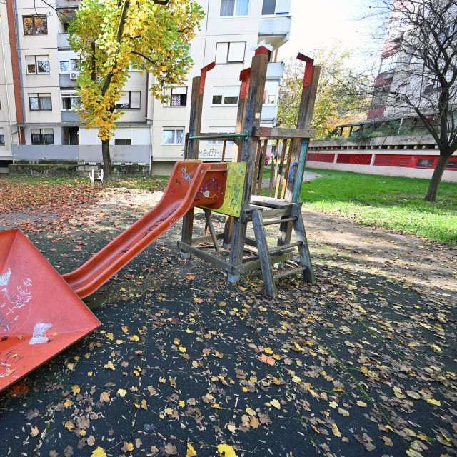 Nepoznata osoba sinoć je jakim pirotehničkim sredstvom oštetila drvenu penjalicu s toboganom na zagrebačkim Vrbanima