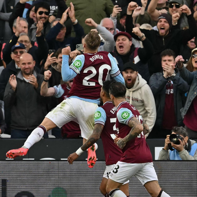 West Ham United‘s English striker #20 Jarrod Bowen (C) celebrates after scoring their second goal from the penalty spot during the English Premier League football match between West Ham United and Manchester United at the London Stadium, in London on October 27, 2024. (Photo by Glyn KIRK/AFP)/RESTRICTED TO EDITORIAL USE. No use with unauthorized audio, video, data, fixture lists, club/league logos or ‘live‘ services. Online in-match use limited to 120 images. An additional 40 images may be used in extra time. No video emulation. Social media in-match use limited to 120 images. An additional 40 images may be used in extra time. No use in betting publications, games or single club/league/player publications./