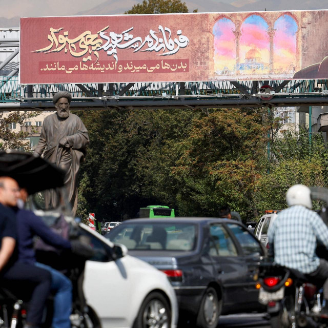 Plakat s ubijenim vođom Hamasa Yahyom Sinwarom u Teheranu