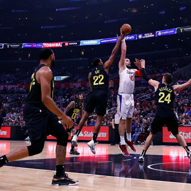 Rudy Gay u dvoboju s Ivicom Zupcem