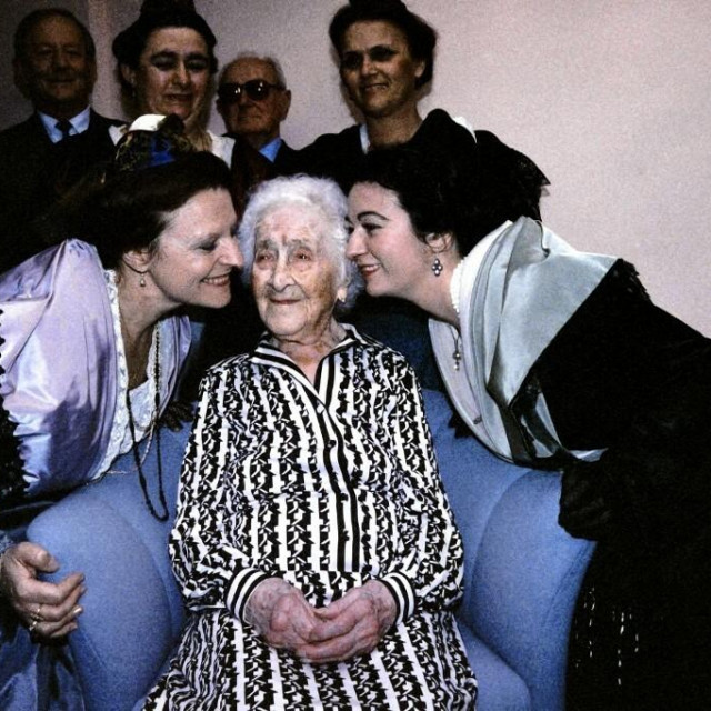 Jeanne Calment,najstariju Francuskinju na proslavi svoga  114. rođendana  21. veljače 1989.