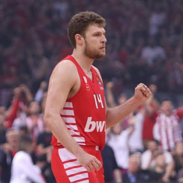 PIRAEUS, GREECE - MAY 09: Sasha Vezenkov of Olympiacos Piraeus celebrates during the Turkish Airlines EuroLeague basketball match between Olympiakos Piraeus and Fenerbahce Beko at Peace and Friendship Stadium in Piraeus, Greece on May 09, 2023. Stringer/Anadolu Agency (Photo by STRINGER/ANADOLU AGENCY/Anadolu via AFP)