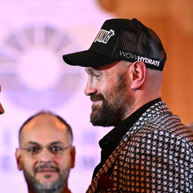 Oleksandr Usyk (lijevo) i Tyson Fury (desno)