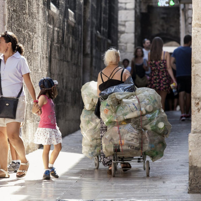 Prizori sakupljača boca u turističkim destinacijama