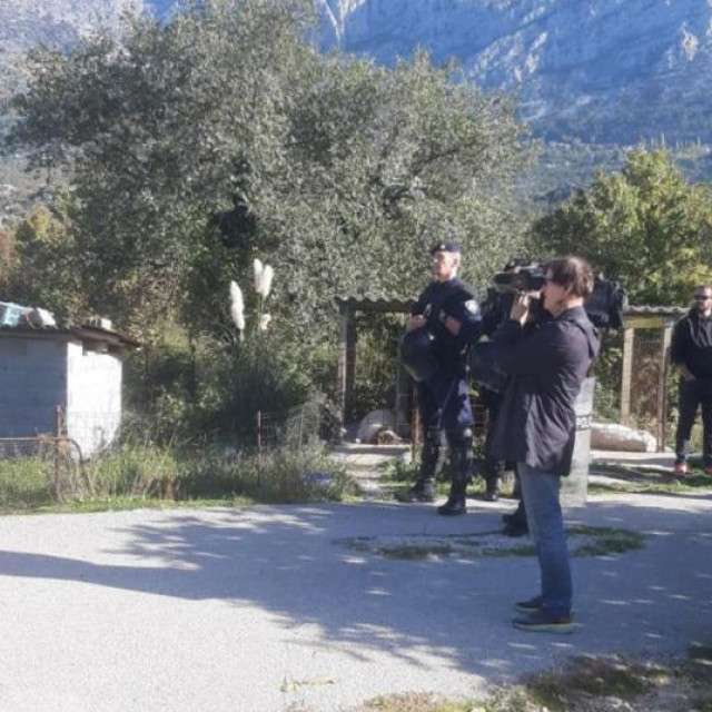 Tomislav Miočević navukao je na sebe zaštitno odijelo prije nego što je otvorio kombi u kojem su se nalazile košnice