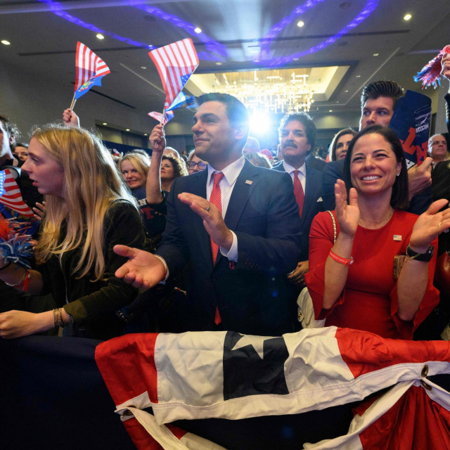 Pristaše plješću republikanskom kandidatu Daveu McCormicku nakon pobjede u Pennsylvaniji