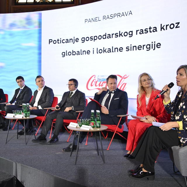 Panel rasprava Poticanje gospodarskog rasta kroz globalne i lokalne sinergije: Mirjana Matešić, Marko Ban, Hrvoje Stojić, Michal Senczuk, Dora Strezova-Nikolova, Andrea Čović Vidović