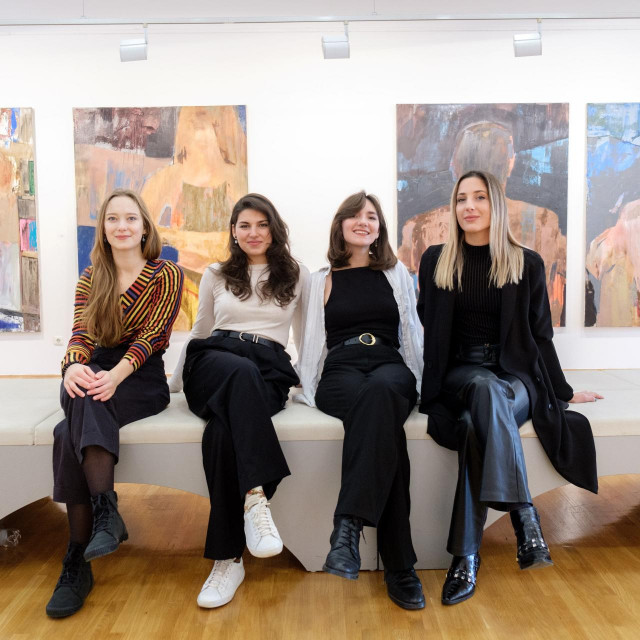 Zagreb, 061124.
Av. Dubrava 51.
Izložba Mlade slikarske nade, izlazu Marta Dijak, Marta Katavić, Mia Markušić i Mihaela Rašica u Galeriji ”Vladimir Filakovac”.
Na fotografiji: Marta Dijak, Marta Katavić, Mihaela Rašica i Mia Markušić.