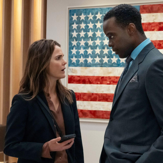 Ato Essandoh i Keri Russell, Diplomatkinja, Netflix