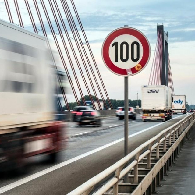 Ograničenje brzine na 100 km/h, ilustracija