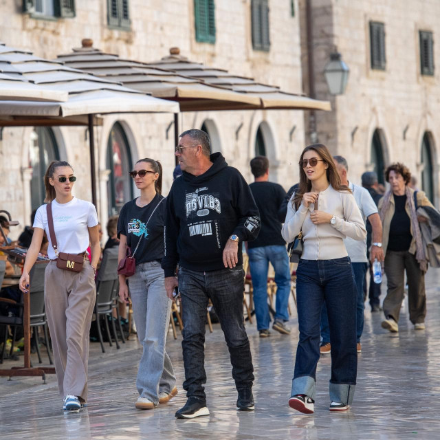 Dubrovnik, 031124.
Gradjani i turisti u setnji suncanim Stradunom.