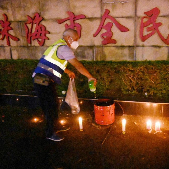 Radnik gasi svijeće ispred sportskog centra Zhuhai