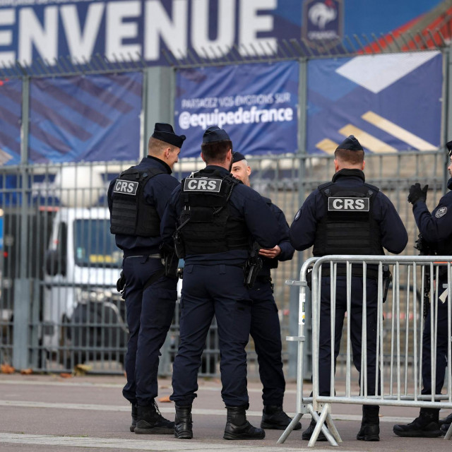 Policija ispred stadiona Stade de France