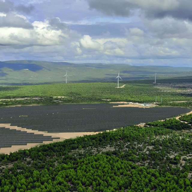 HEP u skladu s ciljevima EU planira do 2025. dekarbonizirati ukupan poslovni portfotelj. Za to ima dobro polazište, jer je već danas oko 70 posto proizvodnje električne energije iz izvora koji ne nemitiraju CO2. HEP će do 2030. povećati udjel obnovljivih izvora u proizvodnom portfotelju za 50 posto