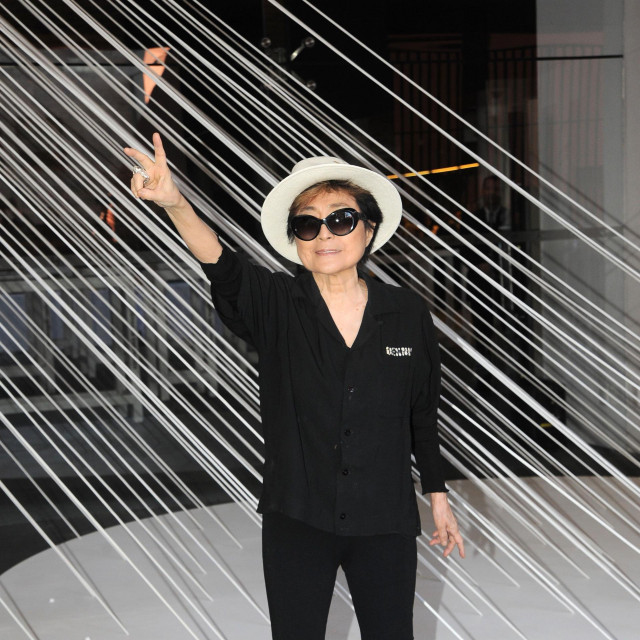 Yoko Ono pozira na otvorenju izložbe ‘Tierra de Esperanza‘ exhibition, 2016. u Mexico Cityju