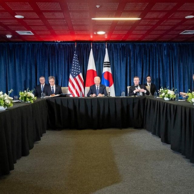 Na marginama samita APEC-a u Limi po prvi put su se sastali Joe Biden, južnokorejski predsjednik Yoon Suk-yeol i japanski premijer Shigeru Ishiba