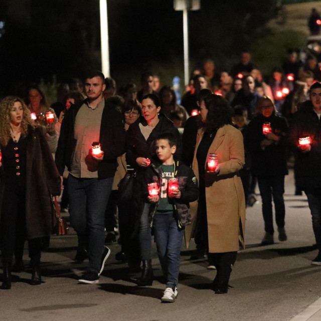 Makarska: Paljenje svijeća u Vukovarskoj ulici uoči Dana sjećanja na žrtve Domovinskog rata i Dana sjećanja na žrtvu Vukovara i Škabrnje